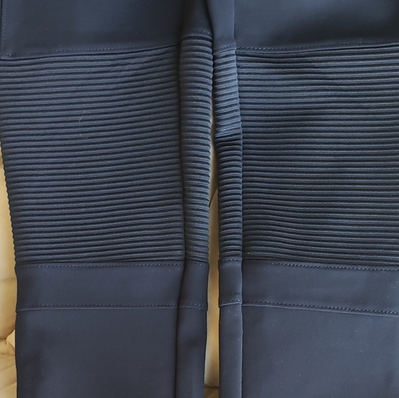 The base rib-cuffed activewear pants. - Picture 3 of 5